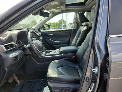 Certified 2025 Toyota Highlander XLE AWD/4WD image 17