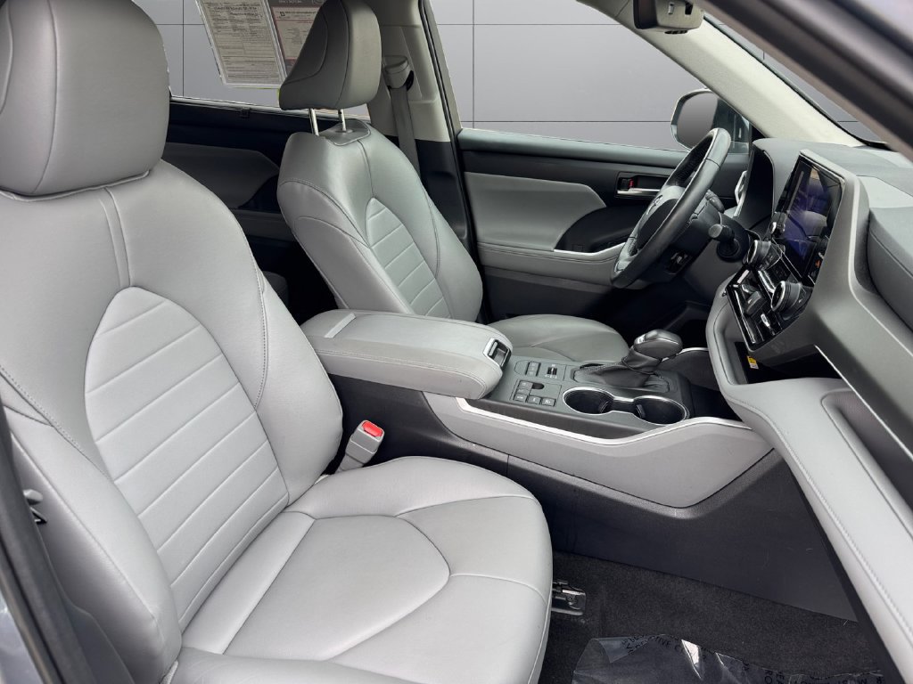 Used 2023 Toyota Highlander XLE AWD/4WD image 17