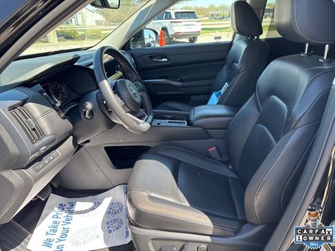 Used 2025 Nissan Pathfinder SL FWD image 5