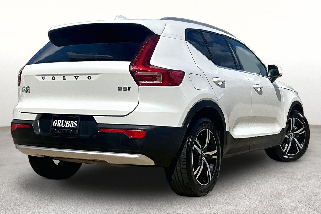Used 2023 Volvo XC40 B5 Plus AWD/4WD image 2