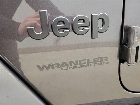 Used 2021 Jeep Wrangler Unlimited Sahara AWD/4WD image 17