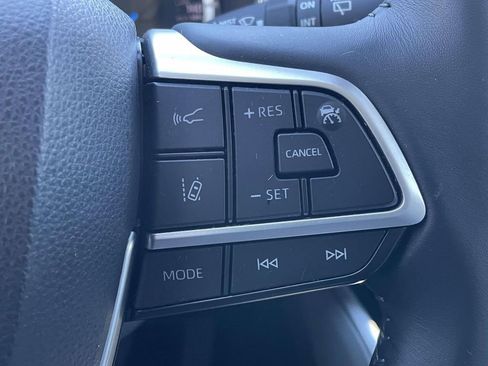 Used 2023 Toyota Highlander XLE image 11