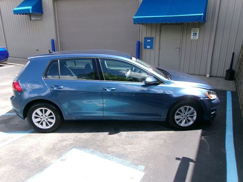 Used 2017 Volkswagen Golf SE image 8