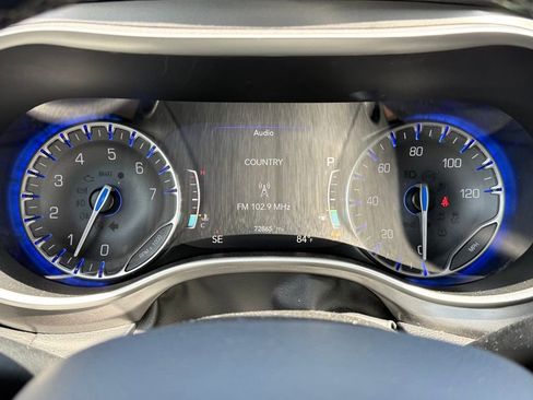 Used 2024 Chrysler Pacifica Touring-L FWD image 16