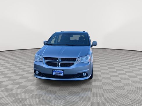 Used 2019 Dodge Grand Caravan SXT image 2