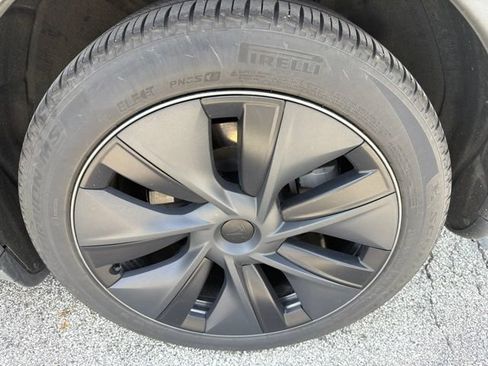 Used 2024 Tesla Model Y Long Range RWD image 9