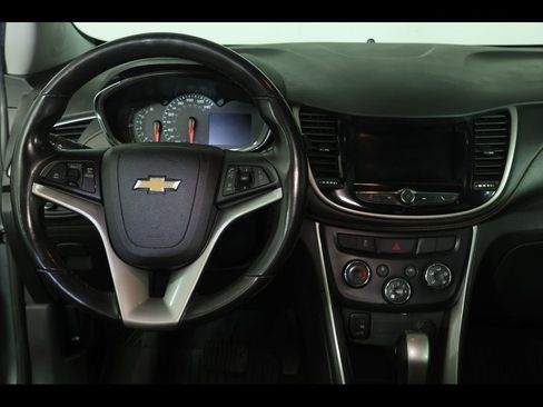 Used 2018 Chevrolet Trax LT w/ LT Convenience Package FWD image 3