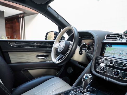 Used 2023 Bentley Bentayga Extended Wheelbase image 66