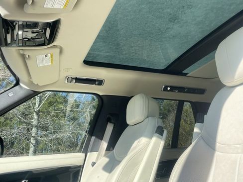 Certified 2023 Land Rover Range Rover SE image 3