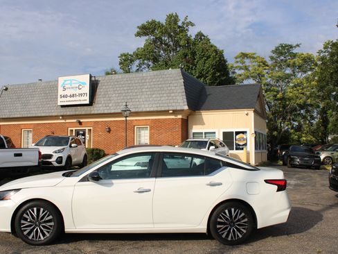 Used 2024 Nissan Altima 2.5 SV FWD image 2