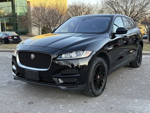 Used 2018 Jaguar F-PACE image 2