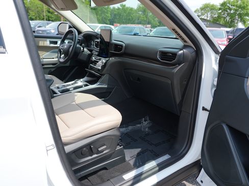 Used 2024 Ford Explorer Limited w/ Limited Technology Package AWD/4WD image 33