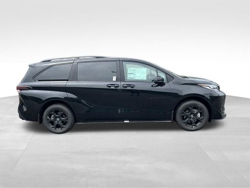 New 2026 Toyota Sienna XLE Woodland Edition AWD/4WD image 6