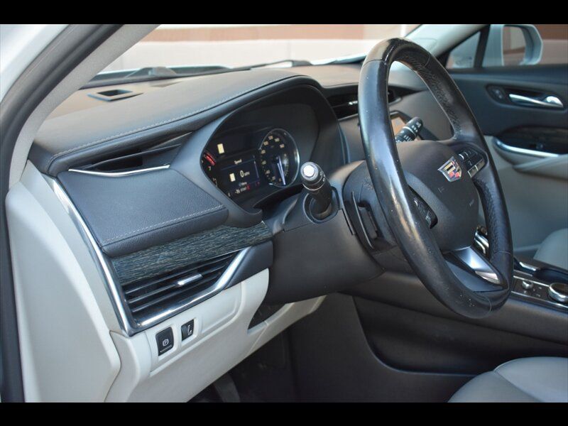 Used 2020 Cadillac XT4 Premium Luxury FWD image 14