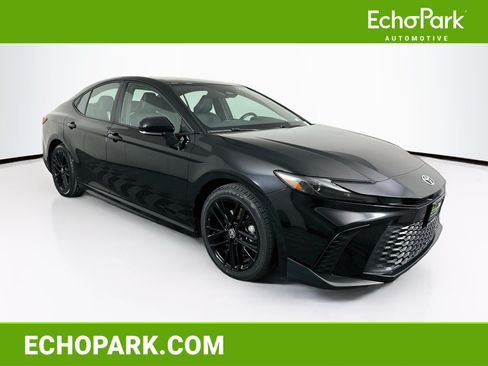 Used 2025 Toyota Camry SE FWD image 1