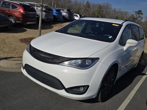 Used 2019 Chrysler Pacifica Touring-L Plus w/ S Appearance Package image 3