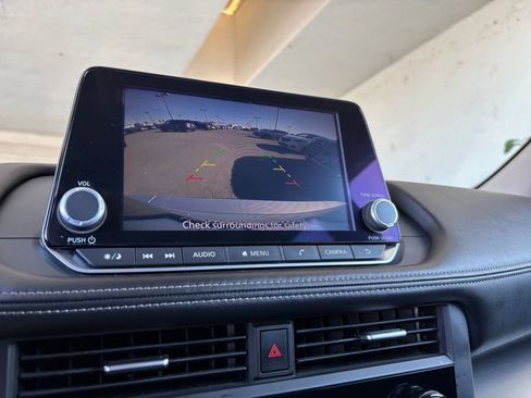 Used 2025 Nissan Rogue SV FWD image 25