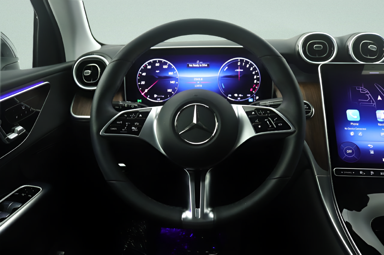 Used 2025 Mercedes-Benz GLC 350e 4MATIC image 8
