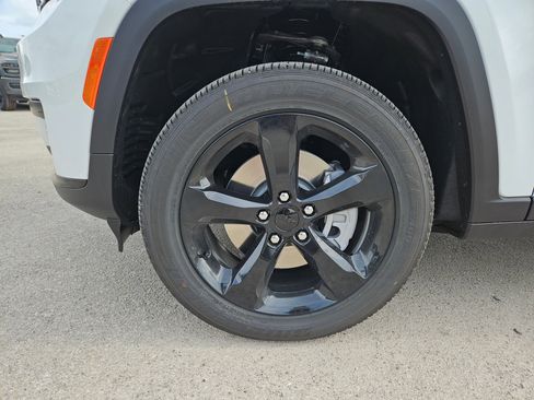 New 2025 Jeep Grand Cherokee L Altitude image 21