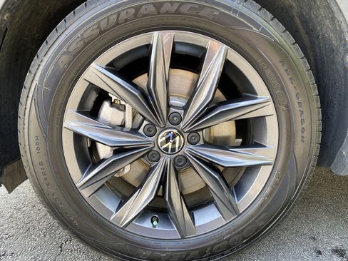 Used 2023 Volkswagen Tiguan SE image 40