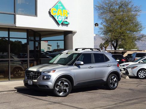 Used 2023 Hyundai Venue SEL image 3