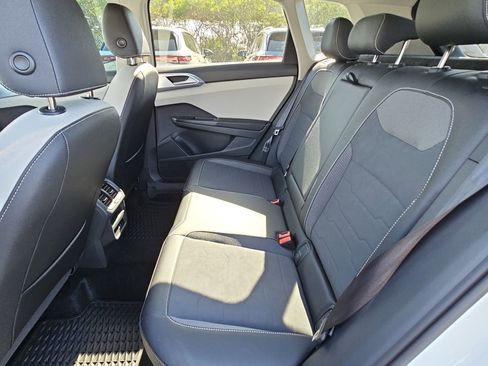 Certified 2025 Volkswagen Taos SE image 15