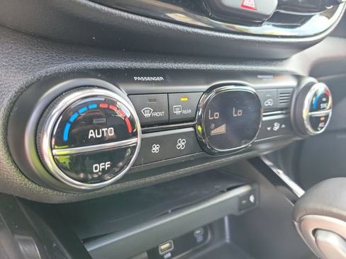 Certified 2025 Kia Soul GT-Line w/ GT-Line Technology Package FWD image 39