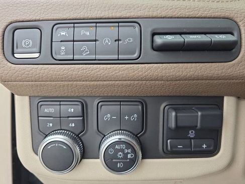 Used 2021 GMC Yukon Denali w/ Denali Premium Package image 27