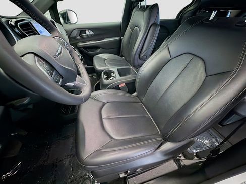 Used 2025 Chrysler Pacifica Select FWD image 11