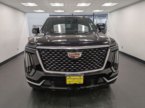 Used 2025 Cadillac Escalade Premium Luxury image 2