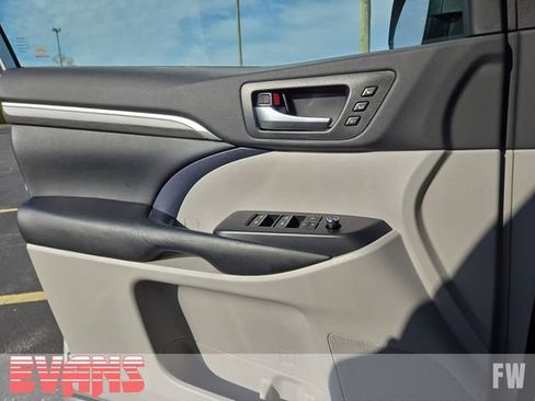 Used 2019 Toyota Highlander Limited image 18