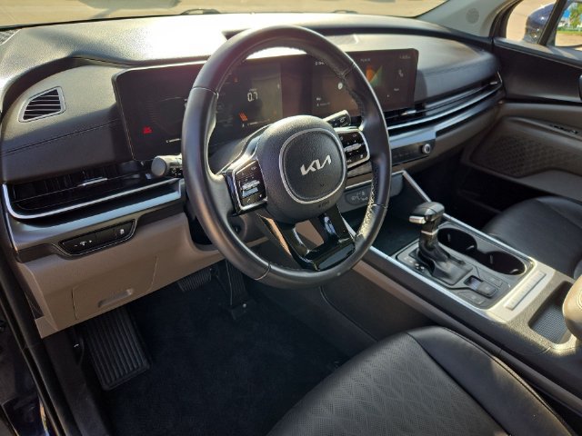 Used 2025 Kia Carnival FWD image 11