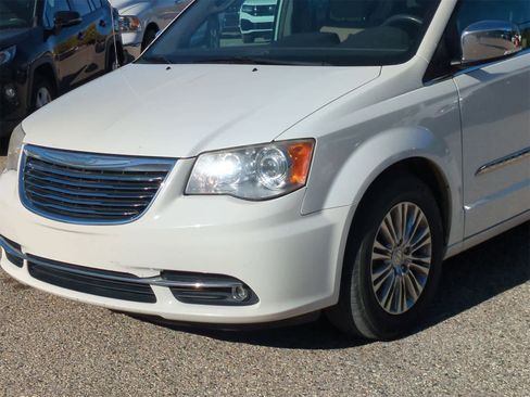 Used 2011 Chrysler Town & Country Limited image 11