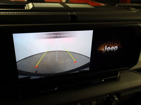Used 2026 Jeep Wrangler Unlimited Sahara AWD/4WD image 5