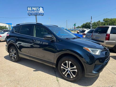 Used 2018 Toyota RAV4 LE FWD image 1