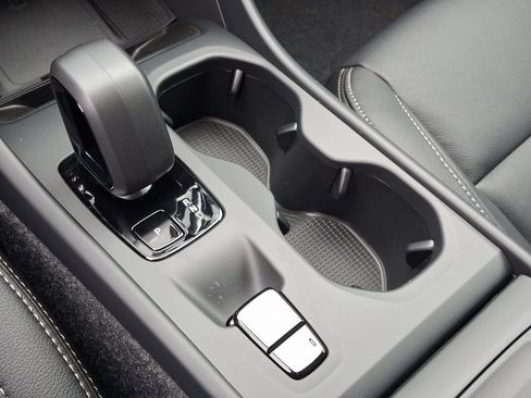 New 2025 Volvo XC40 B5 Core w/ Protection Package Premier image 17