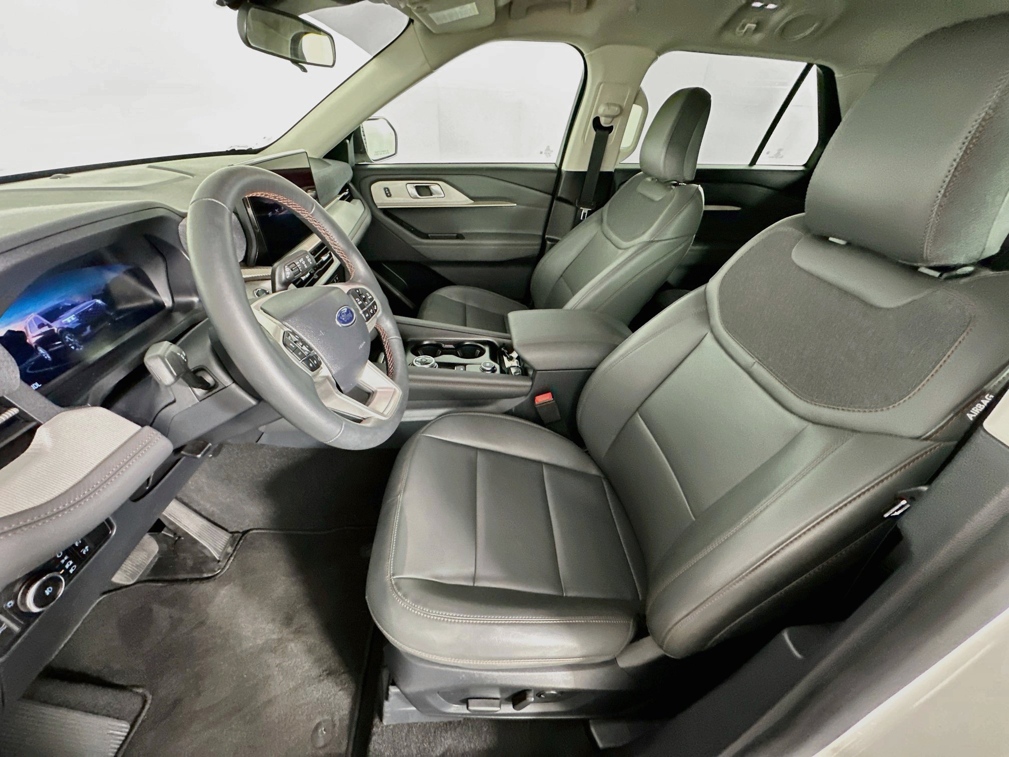 Used 2025 Ford Explorer Active w/ Active Comfort Package RWD image 13