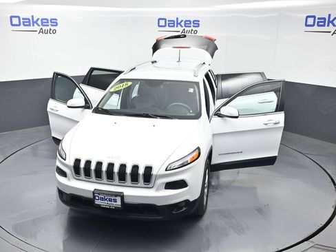 Used 2018 Jeep Cherokee Latitude Plus w/ Cold Weather Group AWD/4WD image 56