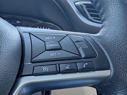 Used 2020 Nissan Rogue SV image 14