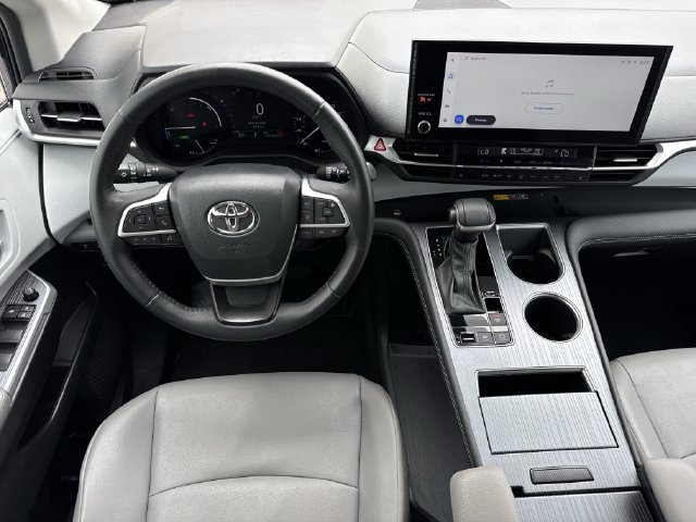 Used 2025 Toyota Sienna XLE FWD image 12