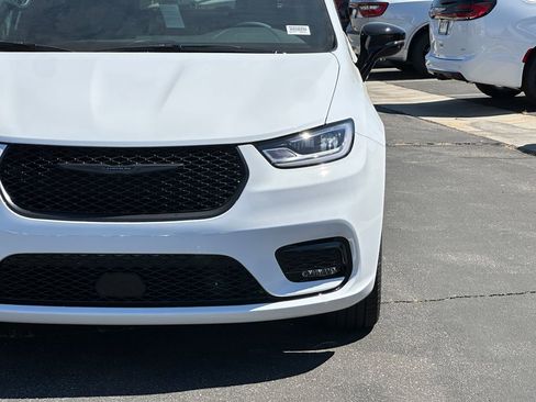 New 2026 Chrysler Pacifica Select image 13