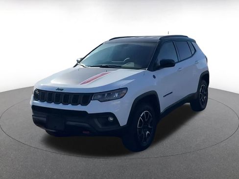 Used 2025 Jeep Compass Trailhawk image 4