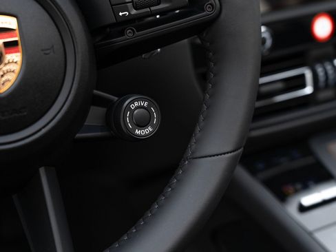 Certified 2025 Porsche Macan AWD/4WD image 27