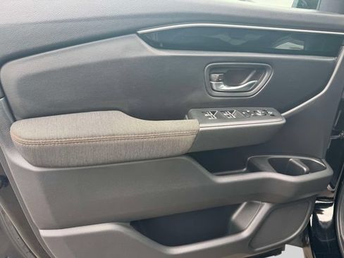 Used 2025 Honda Pilot Sport image 21