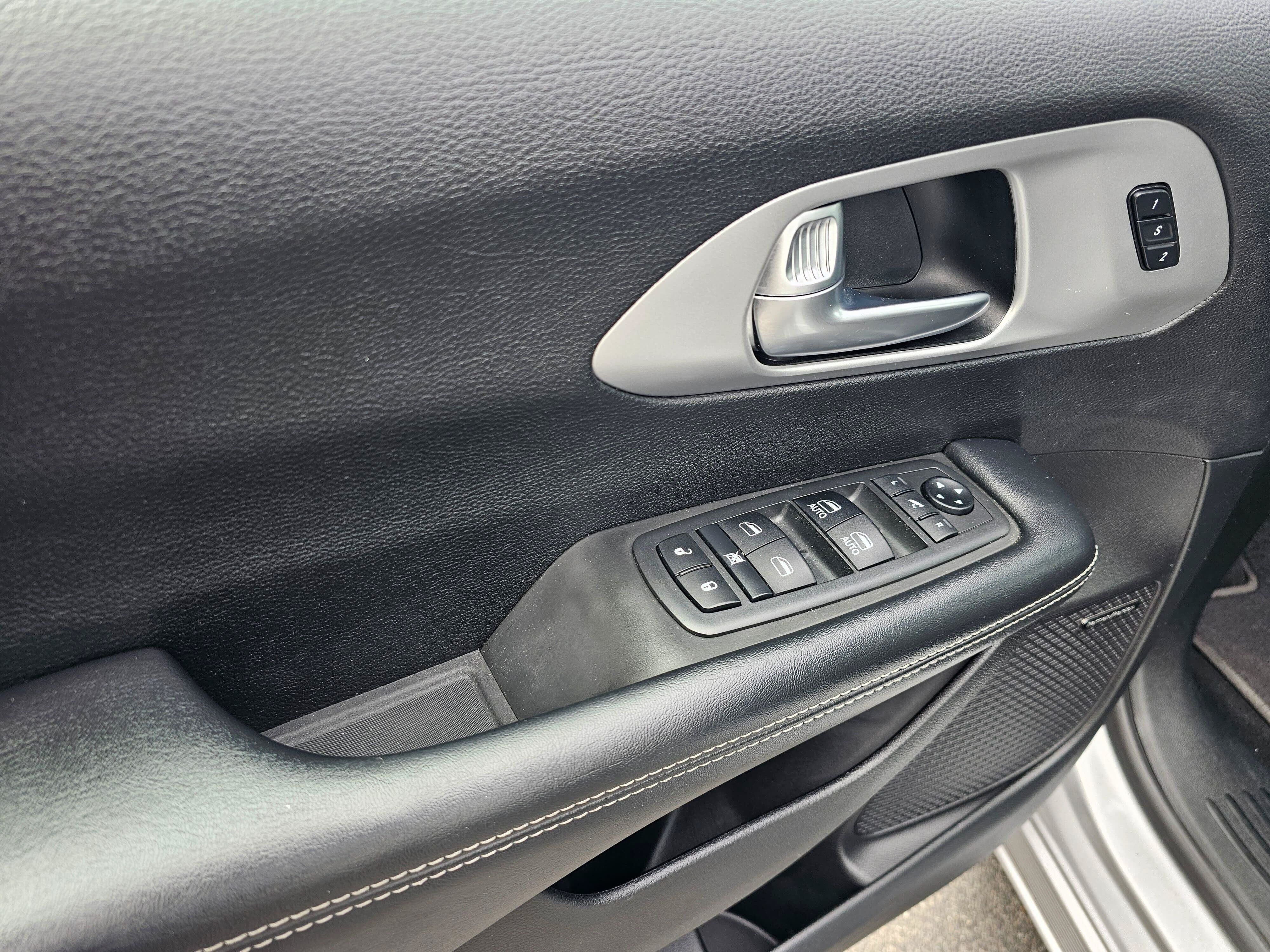 Used 2019 Chrysler Pacifica Limited w/ Advanced Safetytec Group FWD image 18