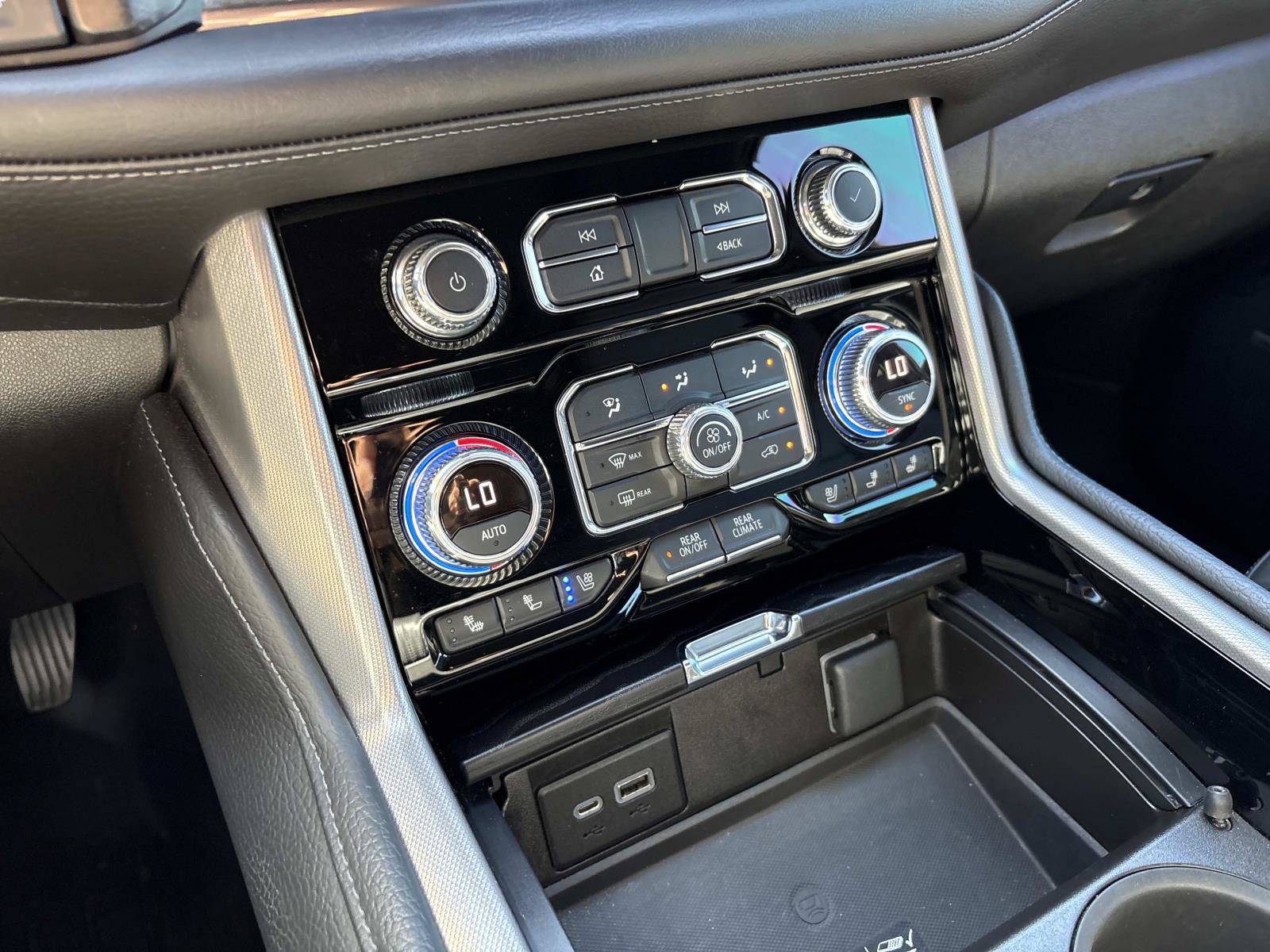 Used 2022 GMC Yukon Denali AWD/4WD image 29