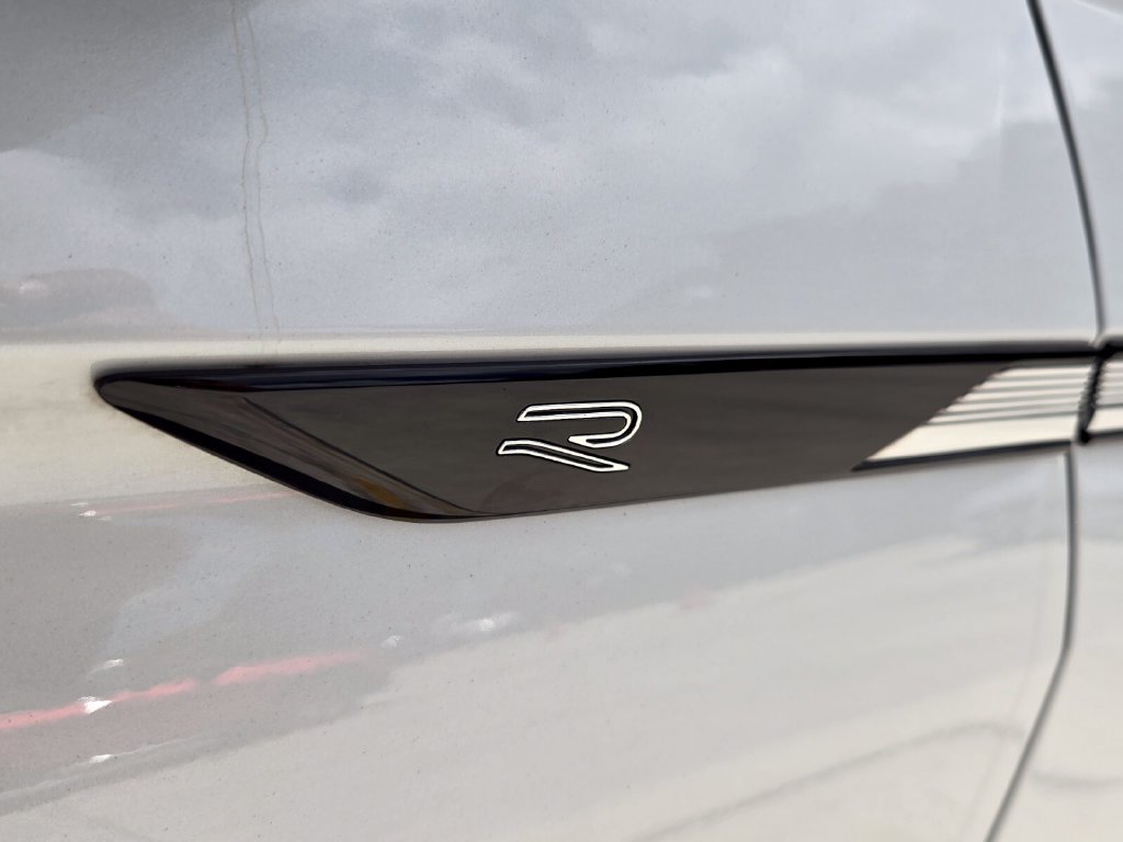 Certified 2023 Volkswagen Tiguan SE R-Line FWD image 20