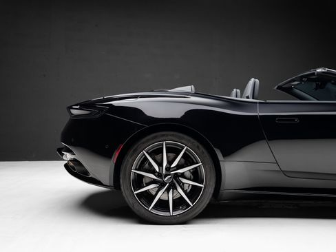 Used 2019 Aston Martin DB11 Volante RWD image 37