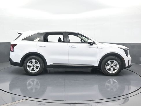 Used 2024 Kia Sorento LX image 7