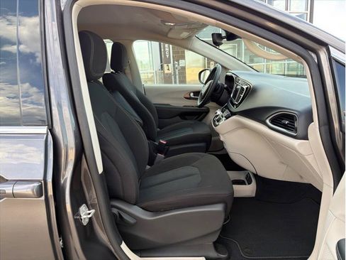 Used 2023 Chrysler Voyager LX FWD image 15